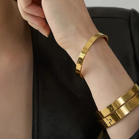 Bracelete Dourado Feminino rígido minimalista com estrutura sólida e estilo sofisticado