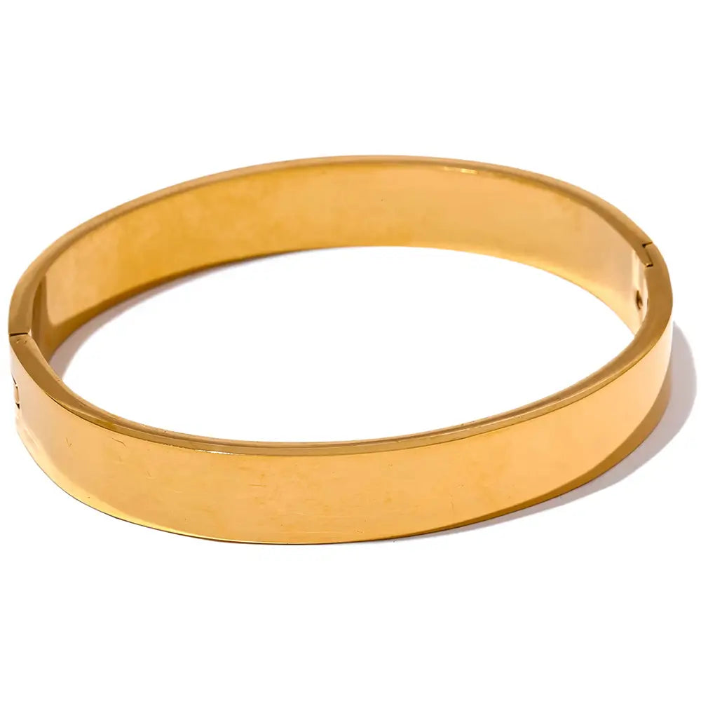 Bracelete Dourado Feminino rígido clássico Eloah com design limpo e banho de ouro 18k isolado