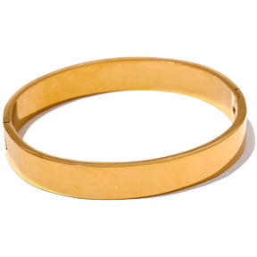 Bracelete Dourado Feminino rígido clássico Eloah com design limpo e banho de ouro 18k isolado