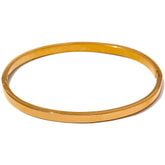 Bracelete Dourado Feminino rígido minimalista Eloah com acabamento espelhado em fundo branco