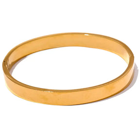 Bracelete Dourado Feminino rígido minimalista com polimento perfeito e fundo branco neutro