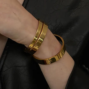 Bracelete Dourado Feminino rígido minimalista com linhas puras e banho de ouro 18k

