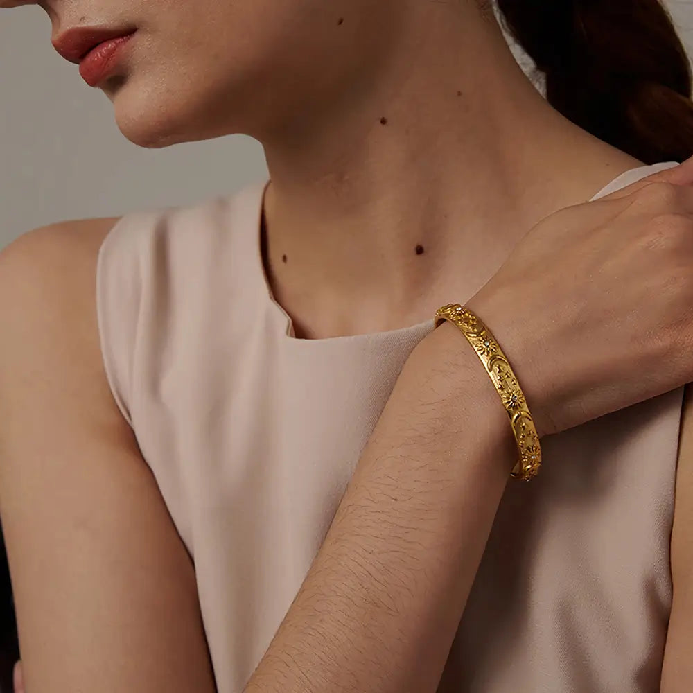 Bracelete Dourado Feminino Sol, Lua e Estrelas Astréa - Banhado a Ouro 18k