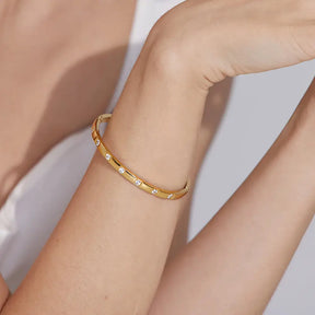 Bracelete Feminino Dourado fino cravejado Celeste com acabamento reluzente