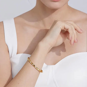 Bracelete Feminino Dourado fino cravejado com pedras cúbicas e elegância minimalista