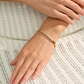 Mulher usando o Bracelete Dourado Feminino Elizara Cravejado com Zircônias Brancas - Banhado a Ouro 18k