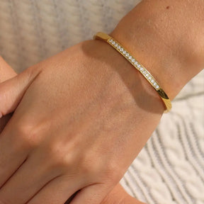 Mulher usando o Bracelete Dourado Feminino Elizara Cravejado com Zircônias Brancas - Banhado a Ouro 18k