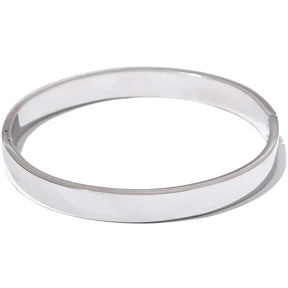 Bracelete Prata Feminino rígido minimalista com estrutura firme e polimento refinado