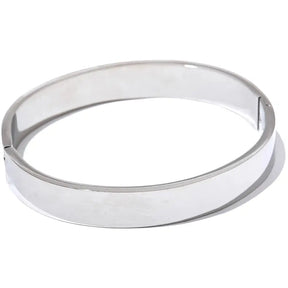Bracelete Prata Feminino rígido clássico com design limpo e banho de platina reluzente