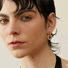 Mulher usando o Brinco Feminino Argola Dourada com Arco Cravejado de Zircônias Selina - Banhado a Ouro 18k, foto frontal