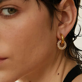 Mulher usando o Brinco Feminino Argola Dourada com Arco Cravejado de Zircônias Selina - Banhado a Ouro 18k, foto lateral de perto