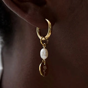 Brinco Feminino Argola Dourada com Pérola Natural e Pingente Floral Vivienna - Banhado a Ouro 18k