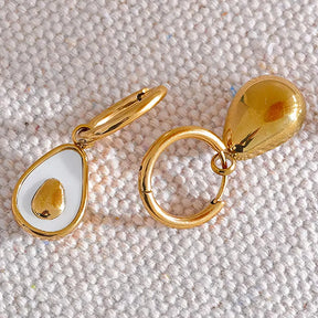 Brinco Feminino Argola Dourada com Pingente de Abacate de Concha Natural Amara - Banhado a Ouro 18k, detalhes frontal e traseiro
