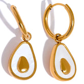 Brinco Feminino Argola Dourada com Pingente de Abacate de Concha Natural Amara - Banhado a Ouro 18k
