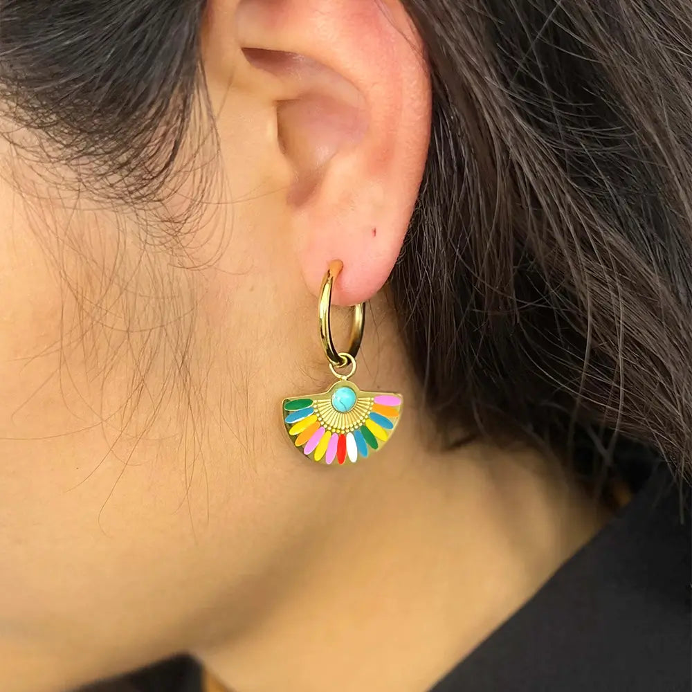 Mulher usando o Brinco Feminino Argola Dourada com Pingente de Leque Élancée - Banhado a Ouro 18k