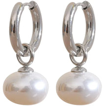 Brinco Feminino Argola Prata com Pingente de Pérola Aurielle - Banhado a Platina, fundo branco