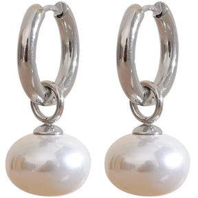 Brinco Feminino Argola Prata com Pingente de Pérola Aurielle - Banhado a Platina, fundo branco