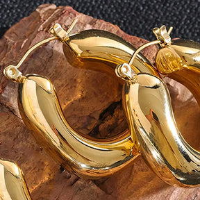 Foto de perto em detalhes do Brinco Feminino Argola Dourada Grossa Chunky Véria - Banhado a Ouro 18k