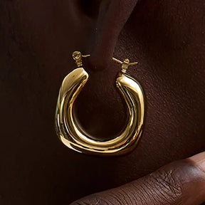 Foto lateral em detalhes da Mulher usando o Brinco Feminino Argola Dourada Grossa Chunky Véria - Banhado a Ouro 18k