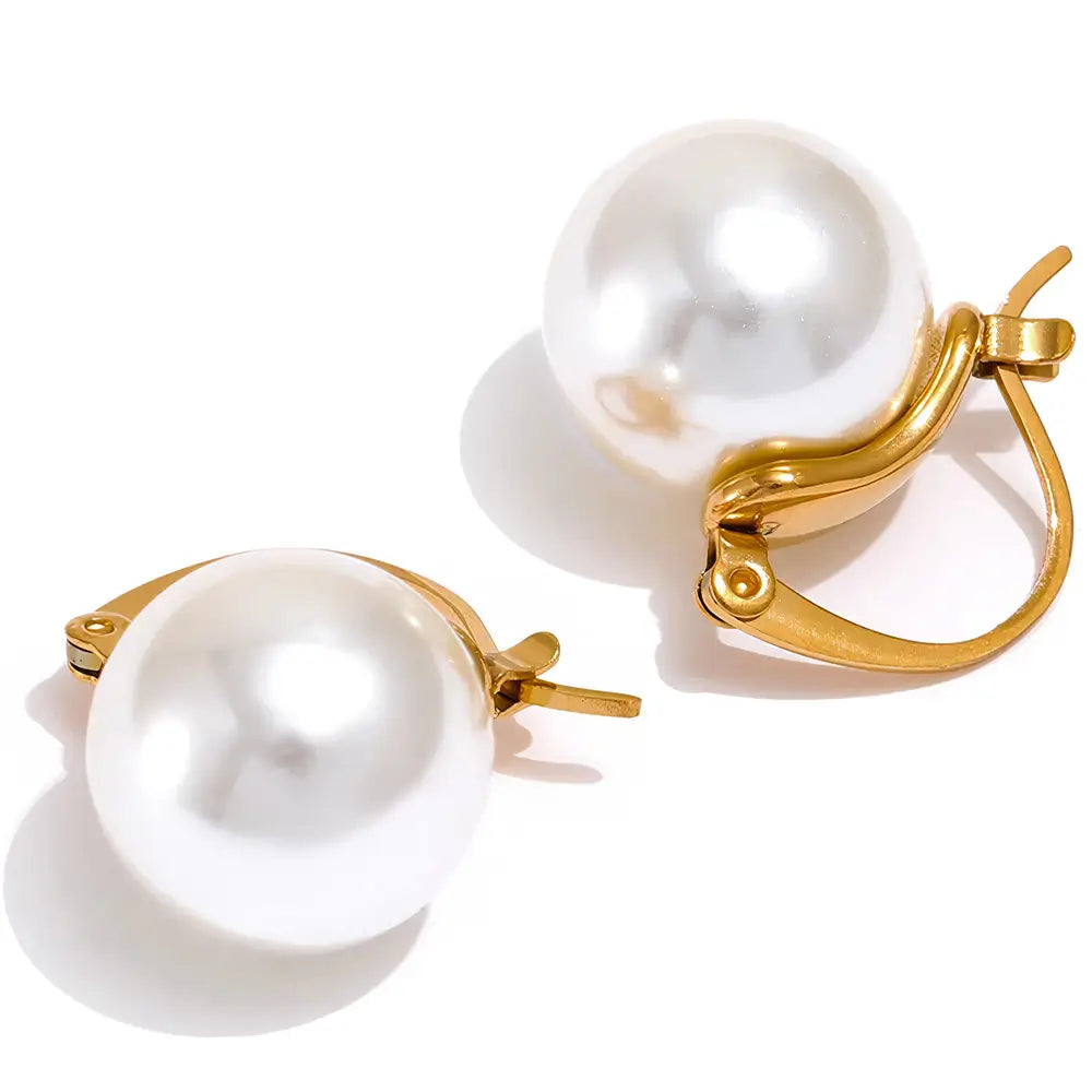 Brinco Feminino Dourada de Pérola Helena com pérola central e acabamento dourado polido sobre fundo branco