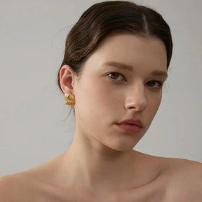 Mulher usando um Brinco Feminino Dourado Asas em Linhas Eluar - Banhado a Ouro 18k
