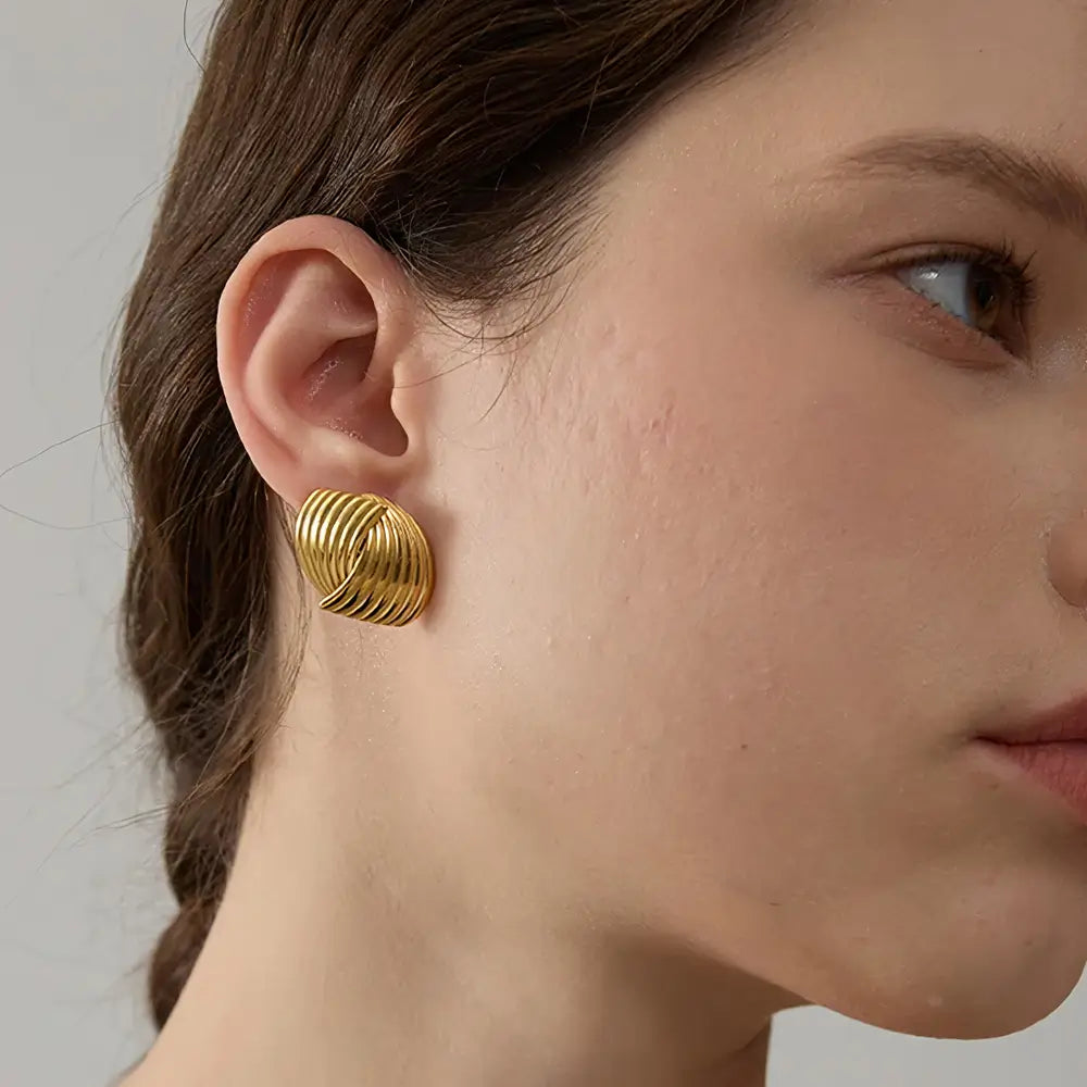 Mulher usando um Brinco Feminino Dourado Asas em Linhas Eluar - Banhado a Ouro 18k