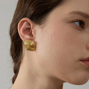 Mulher usando um Brinco Feminino Dourado Asas em Linhas Eluar - Banhado a Ouro 18k