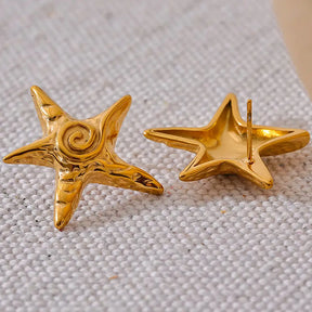 Brinco Feminino Dourado estrela do mar com design natural em fundo clean