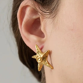 Brinco Feminino Dourado estrela do mar Maris com acabamento detalhado e textura natural, foto de perto