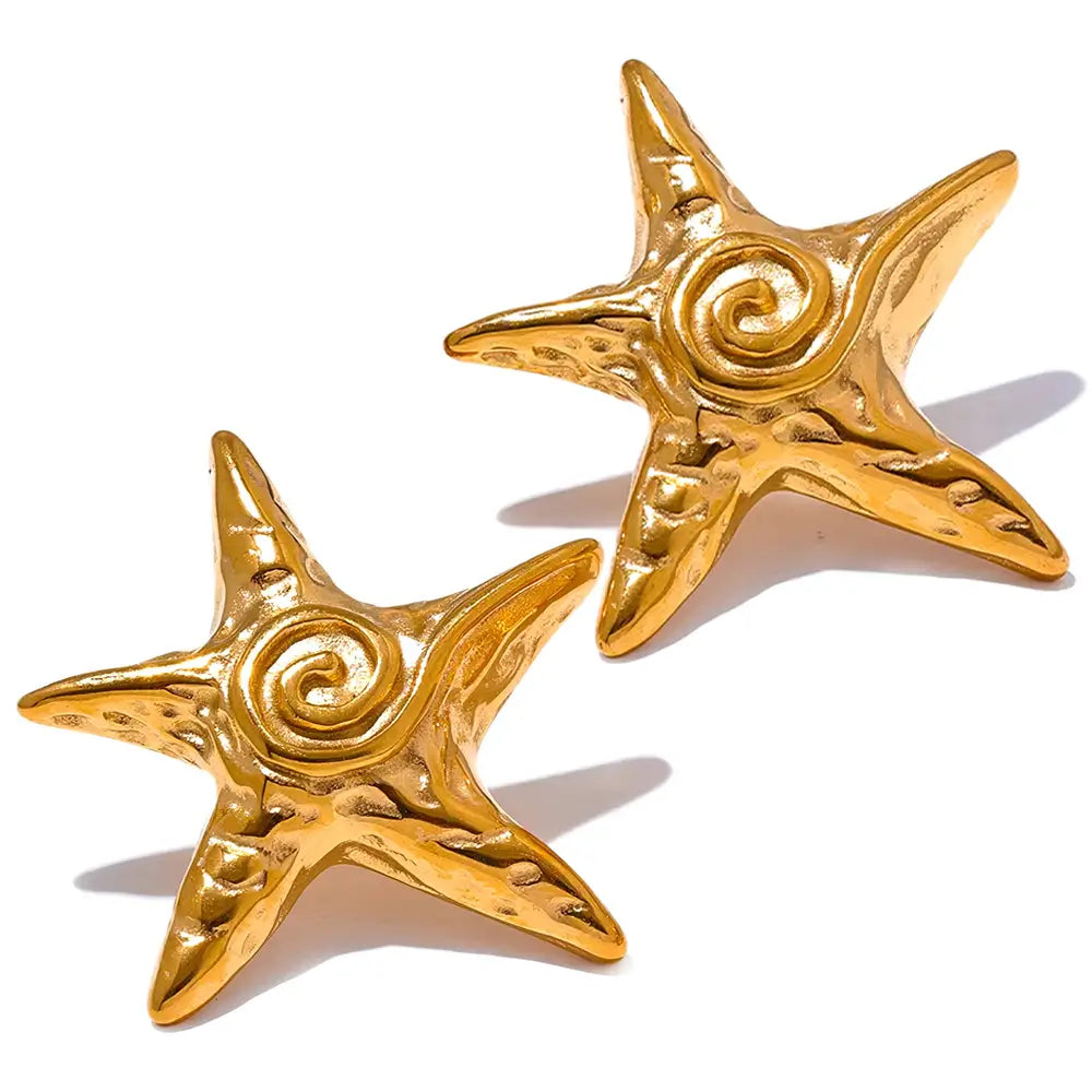 Brinco Feminino Dourado estrela do mar com textura detalhada e polimento espelhado