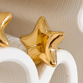 Brinco Feminino Dourado estrela com design clean e destaque para o brilho