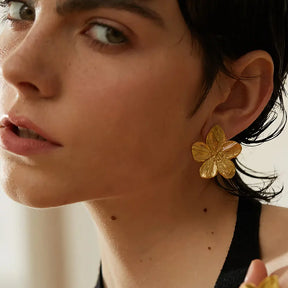 Brinco Feminino Dourado realçando a flor de 5 pétalas com acabamento premium