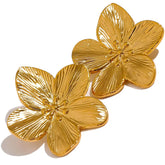 Brinco Feminino Dourado flor de 5 pétalas, acabamento polido e brilho puro