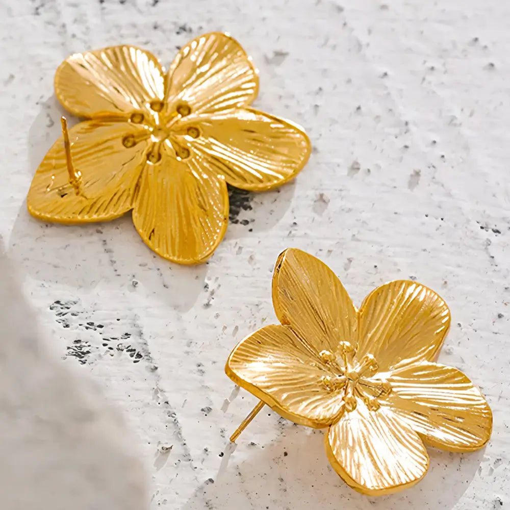 Brinco Feminino Dourado com brilho suave e formato floral elegante
