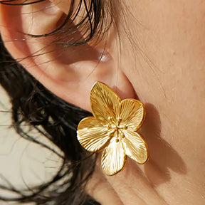 Brinco Feminino Dourado delicado, acabamento polido e textura elegante