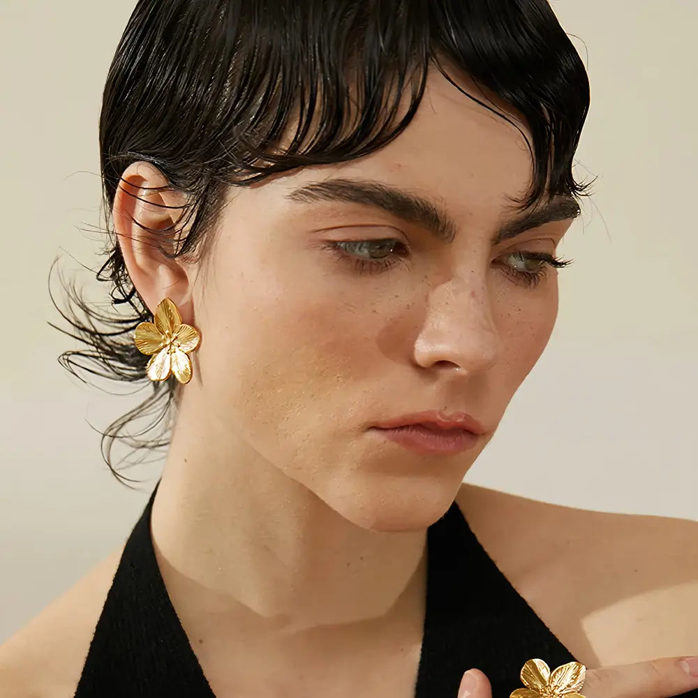 Brinco Feminino Dourado com brilho intenso e design floral sofisticado