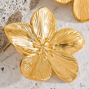 Brinco Feminino Dourado elegante, com brilho sutil e design exclusivo