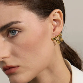 Brinco Feminino Dourado Laço Texturizado Seraphine - Banhado a Ouro 18k