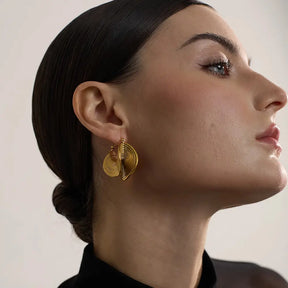 Brinco Feminino Dourado minimalista circular com textura suave e forma refinada, modelo feminina usando