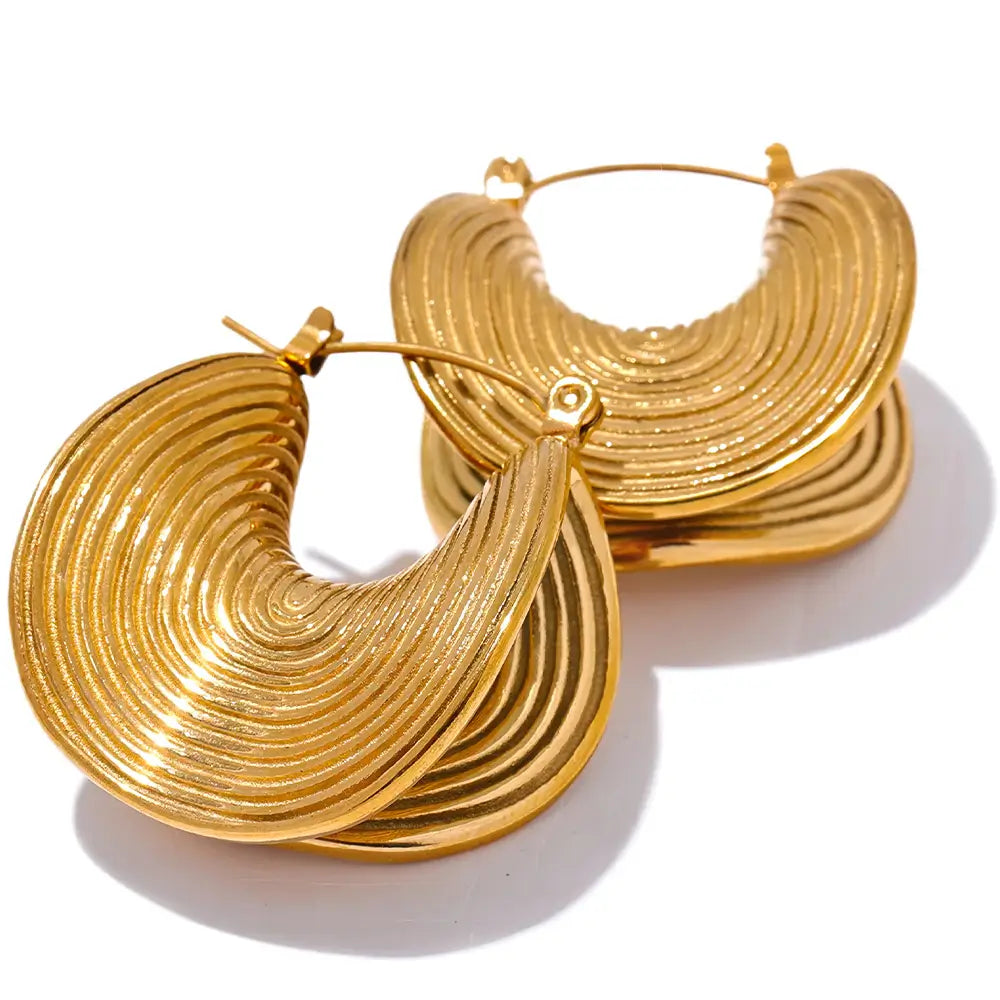 Brinco Feminino Dourado minimalista circular com acabamento liso e formato preciso