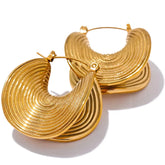 Brinco Feminino Dourado minimalista circular com acabamento liso e formato preciso