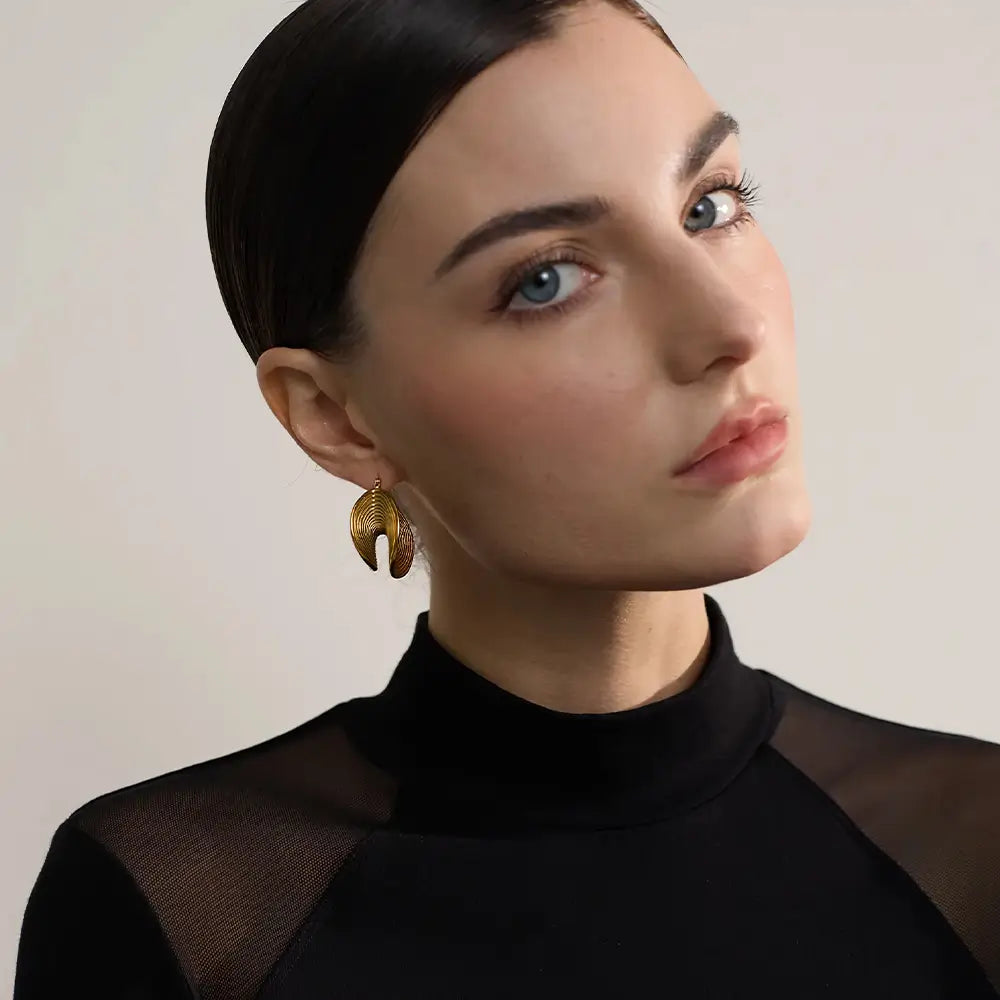 Brinco Feminino Dourado minimalista com design circular e brilho elegante