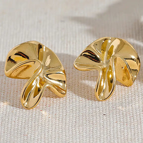 Brinco Feminino Dourado ondulado Maelle com traços fluidos e toque sofisticado
