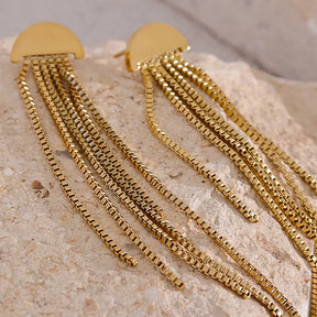 Brinco Feminino Dourado pendente Eloá com pingente delicado em cenário neutro