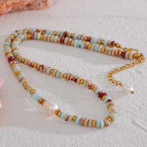 Colar Feminino de Pedras Naturais com pérola natural Amara com design rústico-chique em fundo limpo