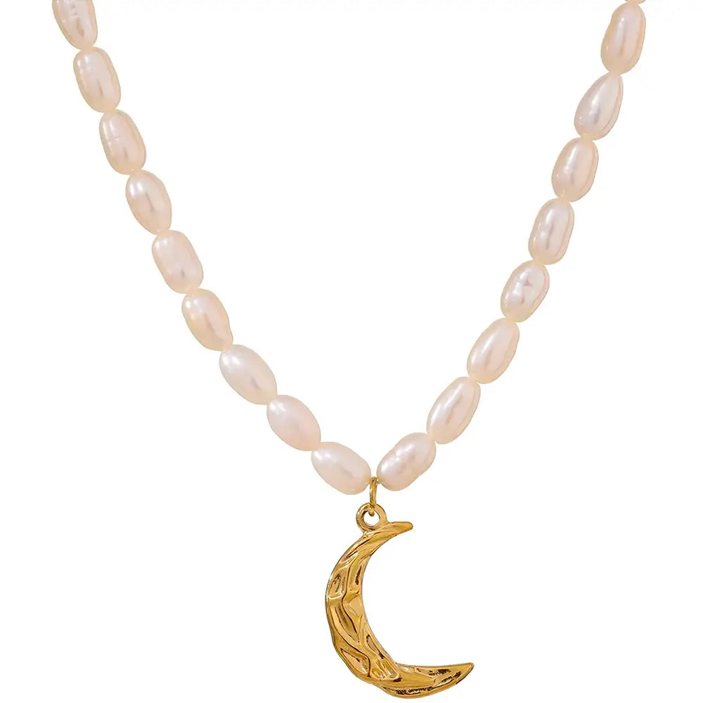 Colar Feminino de pérolas naturais com pingente meia lua dourada, brilho suave e textura natural sobre fundo branco