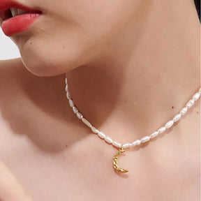 Colar Feminino de pérolas naturais com pingente meia lua dourada, brilho suave e design elegante