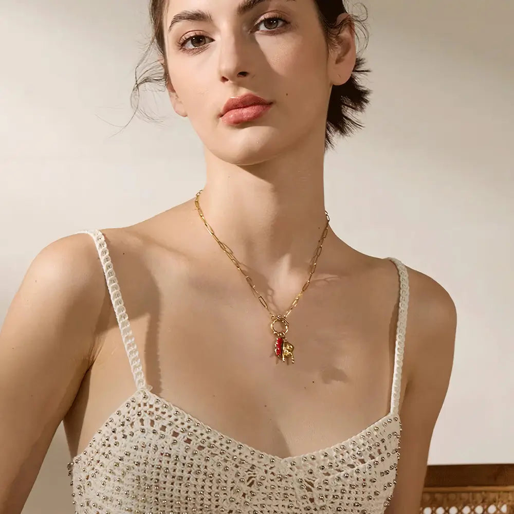 Colar Feminino Dourado com coração e berloques Melina, design delicado e brilho sofisticado