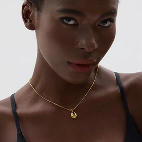 Colar Feminino Dourado corrente rabo de rato com pingente abstrato, brilho suave e estilo contemporâneo