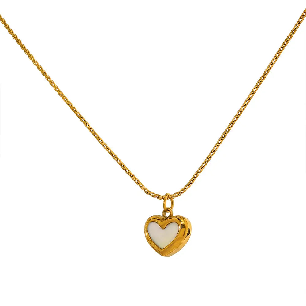 Colar Feminino Dourado de coração com concha natural Marena em fundo branco com brilho sutil
